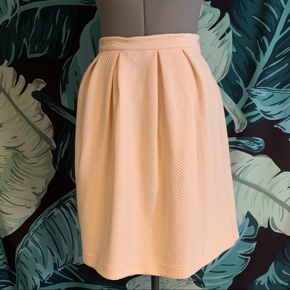 Quilted texture peach poly skirt - Picture 3 of 6